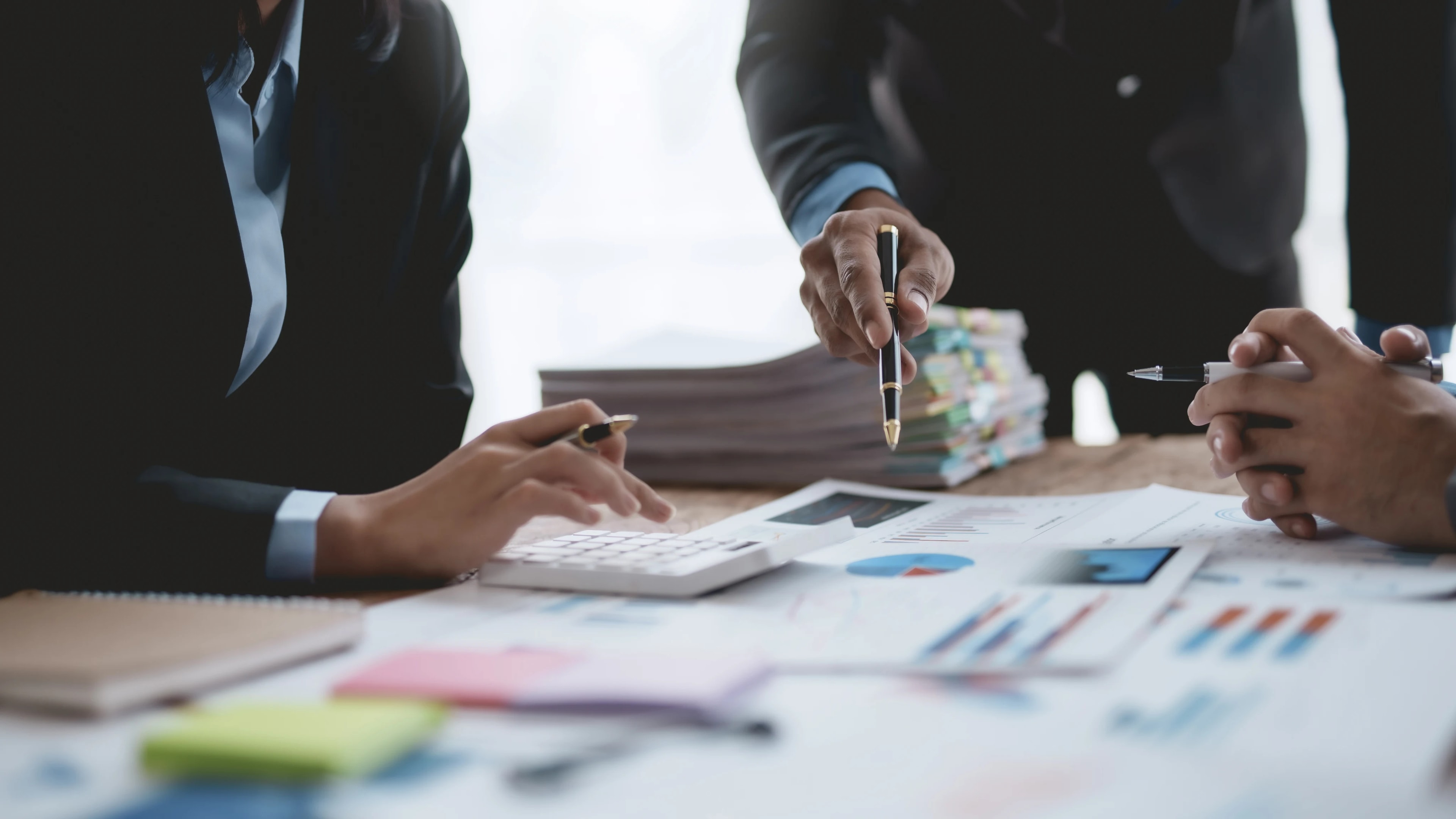 Detailaufnahme einer klassischen Gebäudefassade.